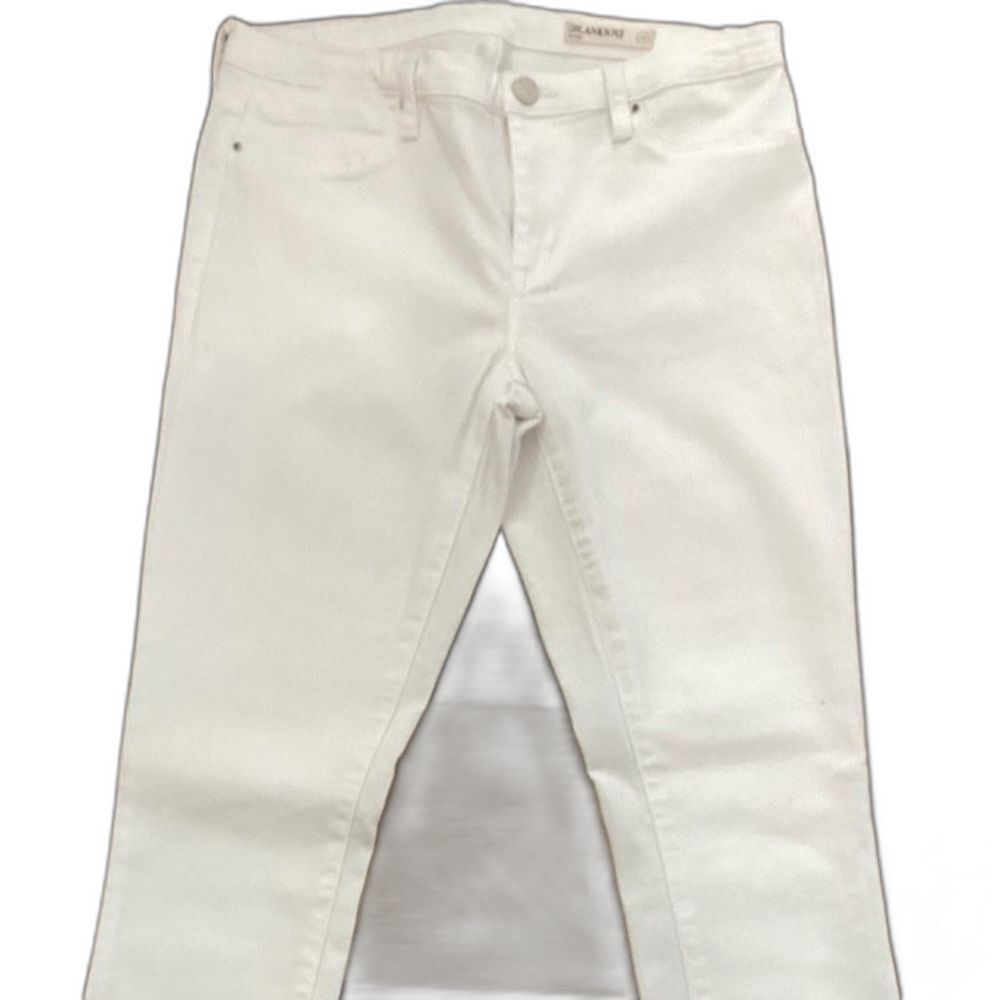 BlankNYC Jeans Women’s Size 29 Color White Intro Jeans have Raw Edges
